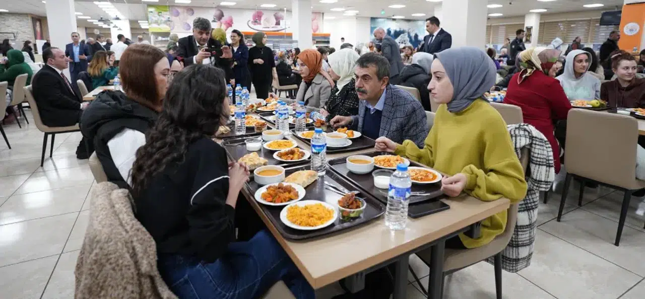 Milli Eğitim Bakanı Tekin, Erzurum'da üniversite öğrencileriyle iftarda buluştu: