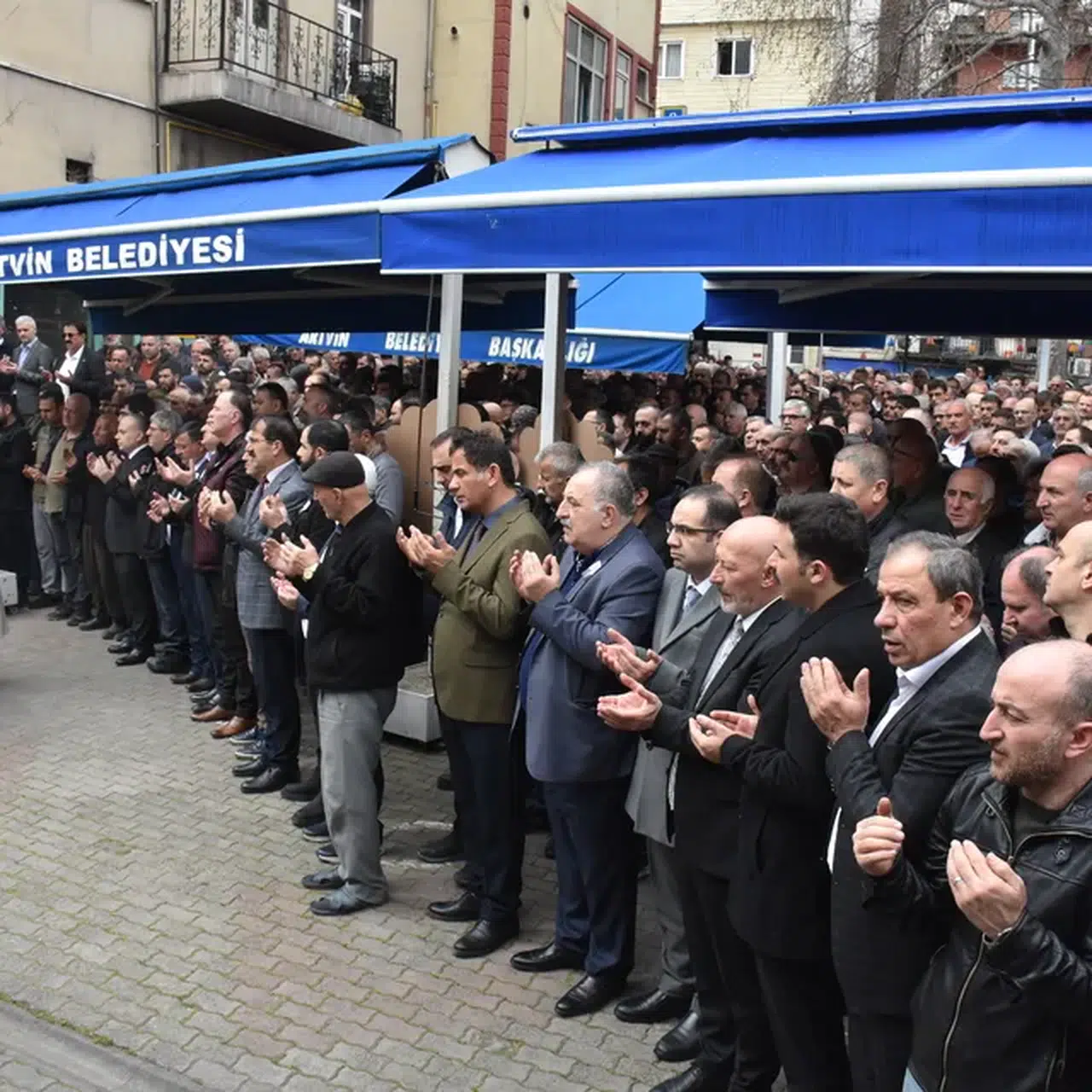 Artvin'de trafik kazasında hayatını kaybeden gazeteci son yolculuğuna uğurlandı
