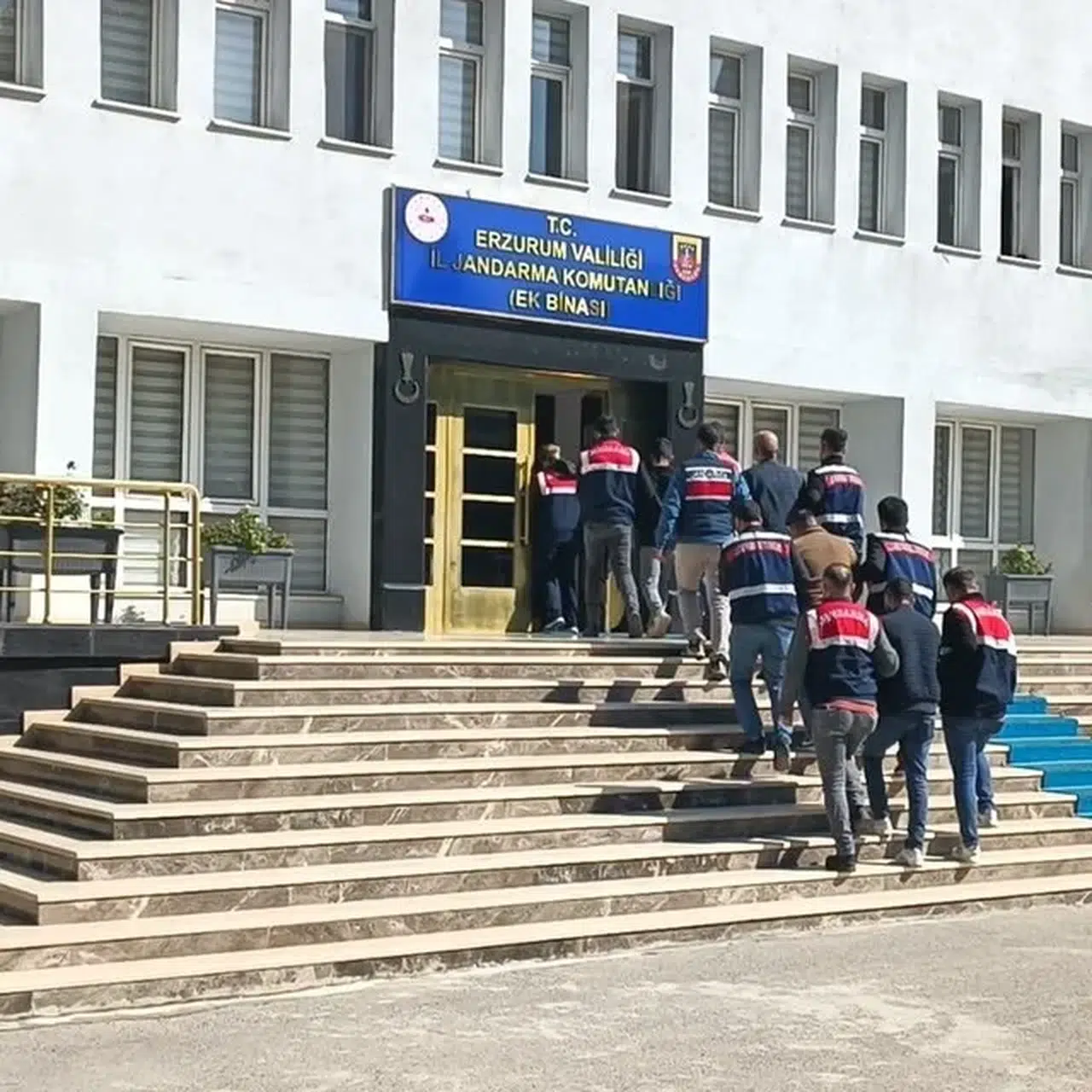 Erzurum'da sosyal medyadan terör örgütü propagandası yapan 4 zanlı yakalandı