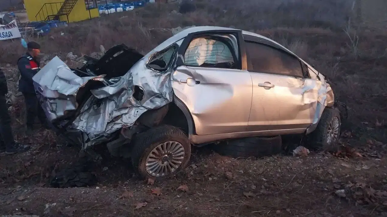 Otomobil reklam panosuna çarptı: 1 ölü, 1'i ağır 3 yaralı