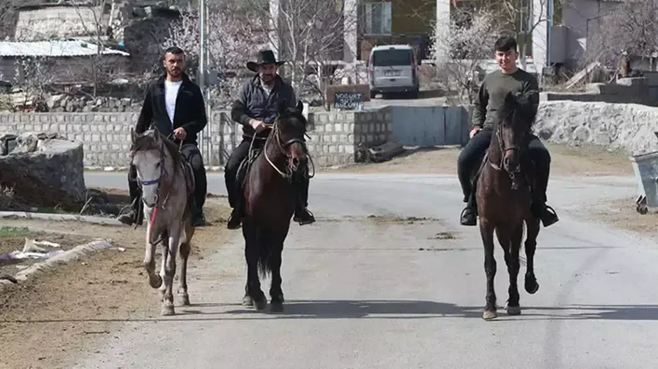 Kayseri'de oy kullanmaya atları ile geldiler