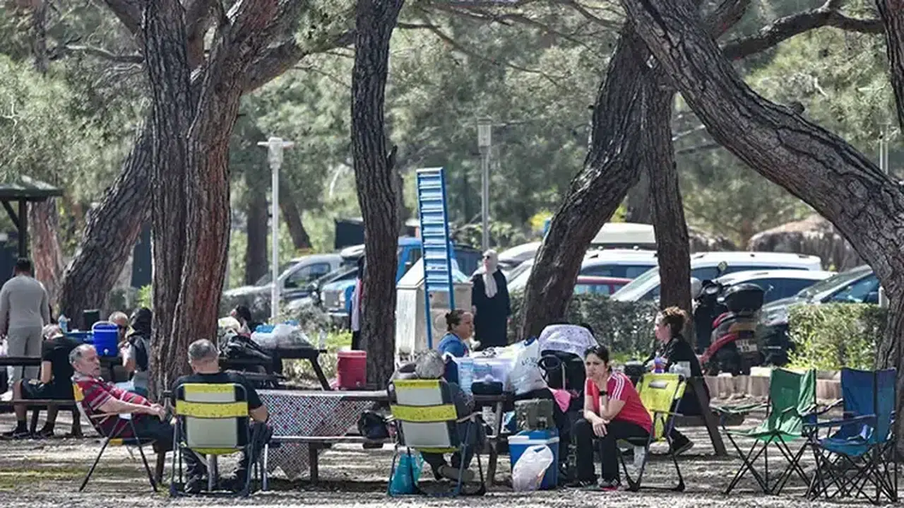 Oylarını kullanıp mesire alanlarında piknik yaptılar