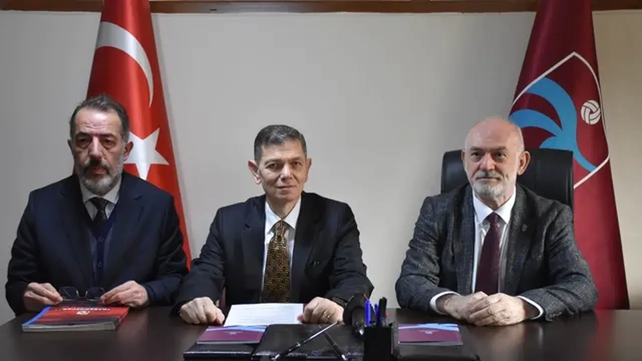 Trabzonspor Divan Kurulu Başkanı Mahmut Ören mazbatasını aldı