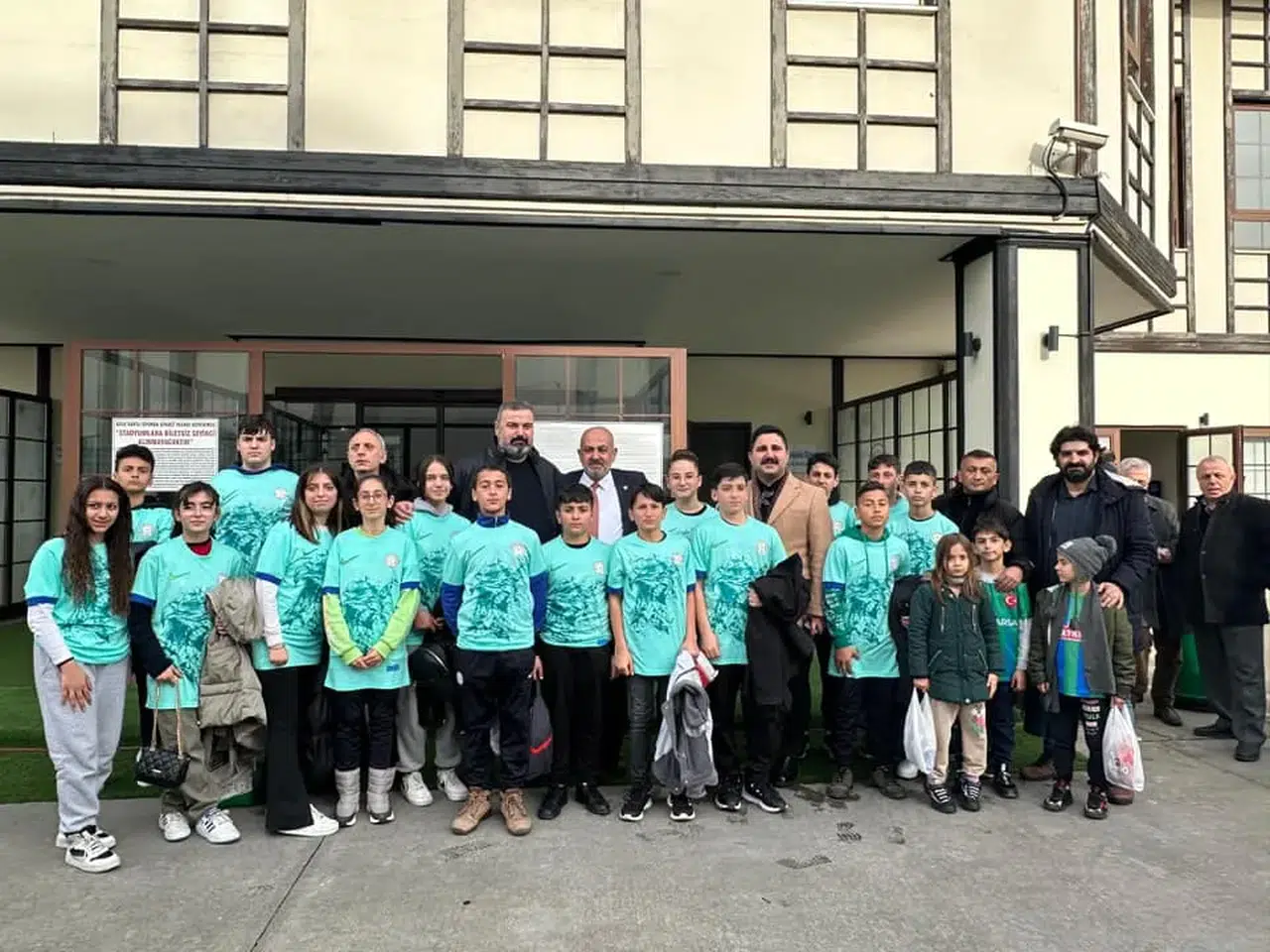 İyidere'li başarılı sporculara Rizespor forması hediye edildi