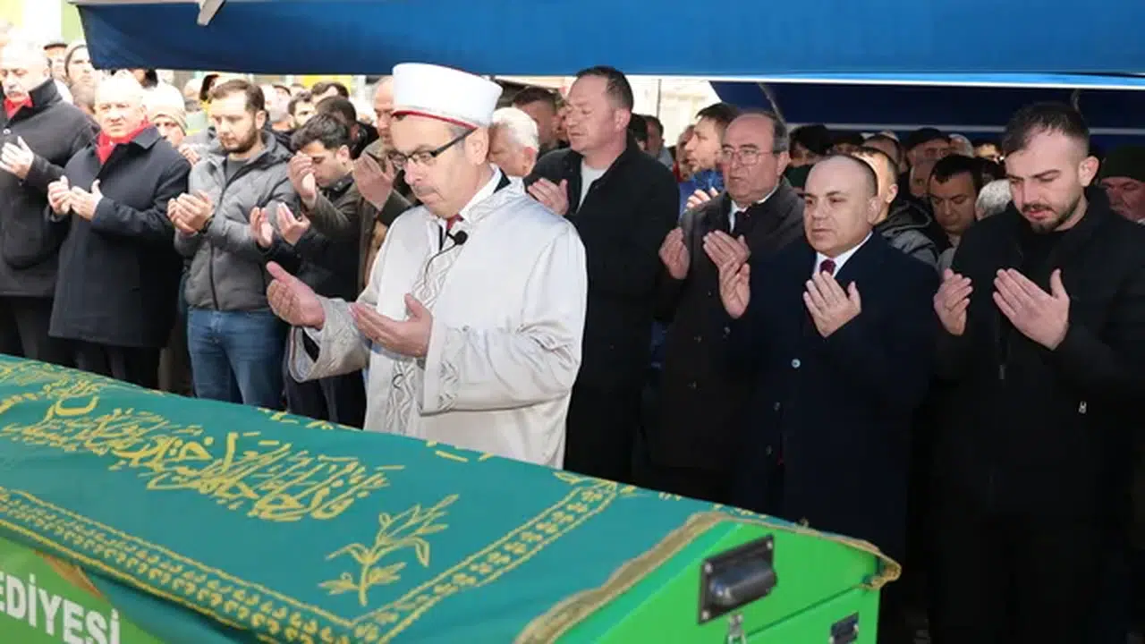 Artvin Valisi Ünsal, Belediye Başkan Yardımcısı Özkan'ın babasının cenaze törenine katıldı