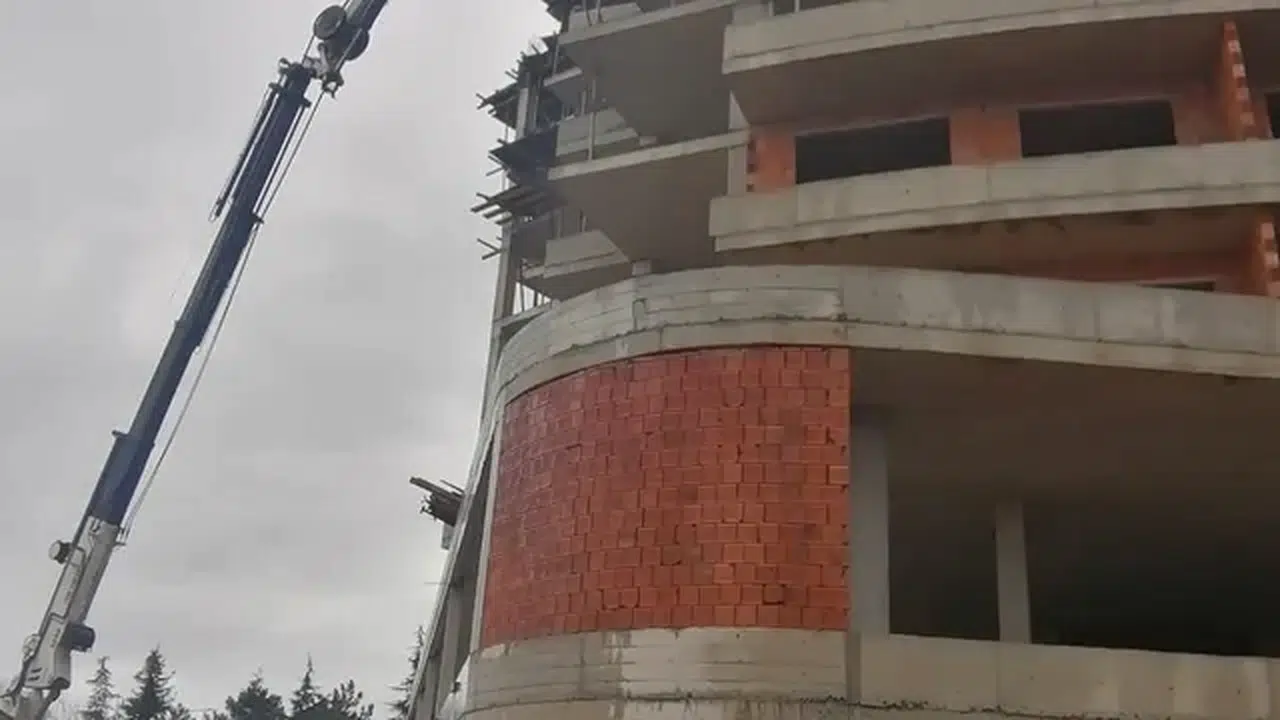 İnşaatın 7'nci katından düşen kalıp ustası öldü