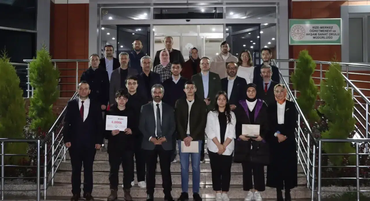 'Rize'nin Tarihi ve Coğrafyasını Keşfetmek' konulu yarışmada dereceye giren öğrencilere ödülleri verildi