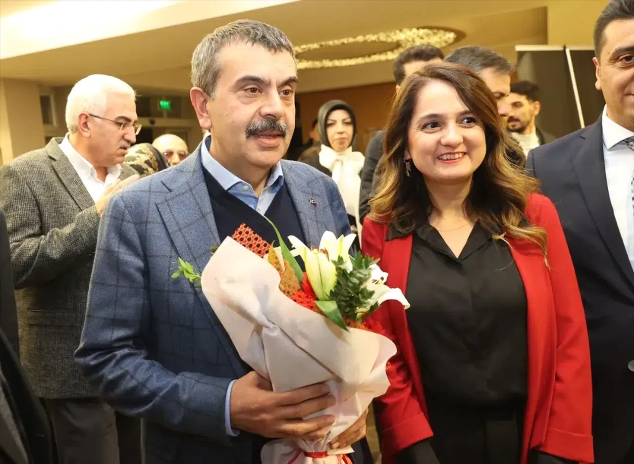 Bakan Tekin, Erzurum'da "Cumhuriyet'e Doğru" tiyatro oyununu izledi