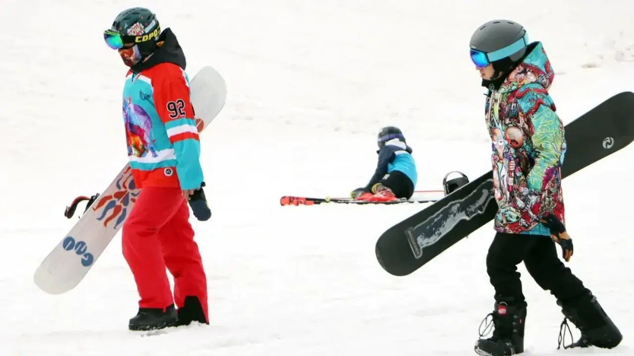 Palandöken'de tatilciler nisanda kayak yapmanın tadını çıkardı