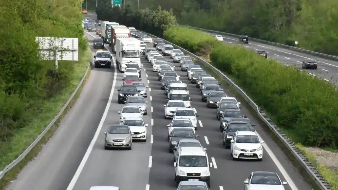 Bayram dönüşünde araç kuyruğu 70 kilometreye ulaştı