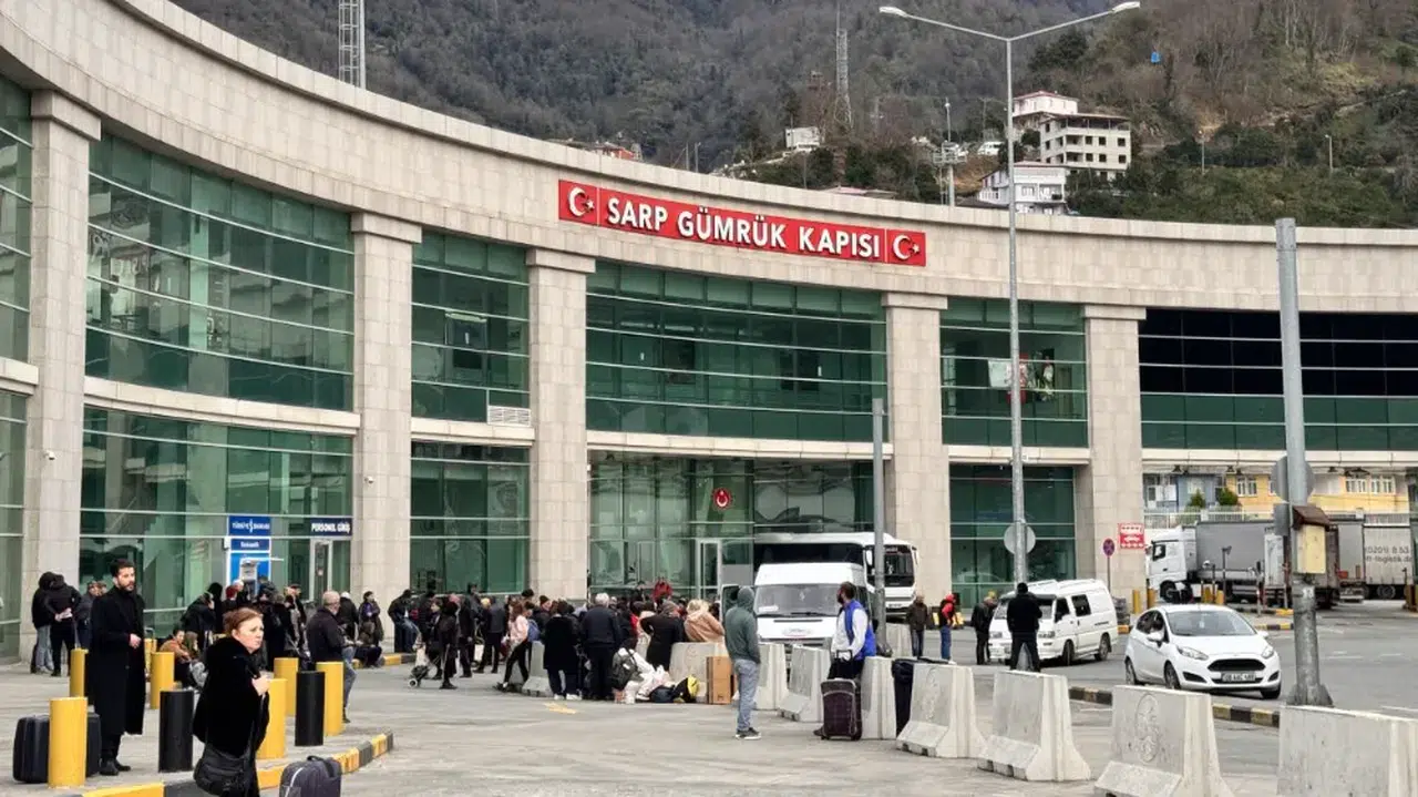 Sarp Sınır Kapısı'ndan bayram tatilinde 183 bin 51 yolcu geçti