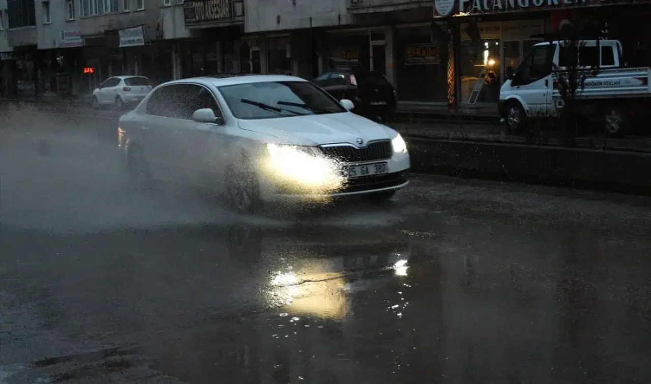 Erzurum'da sağanak hayatı olumsuz etkiledi