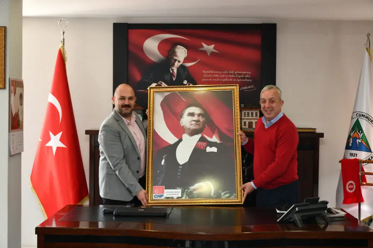 CHP Artvin Merkez İlçe Başkanı Gümrükçü ve Yönetimi, Başkan Erdem'i Ziyaret Etti