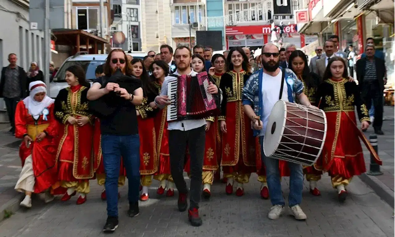 Artvin'de "Turizm Haftası" dolayısıyla kortej yürüyüşü gerçekleştirildi