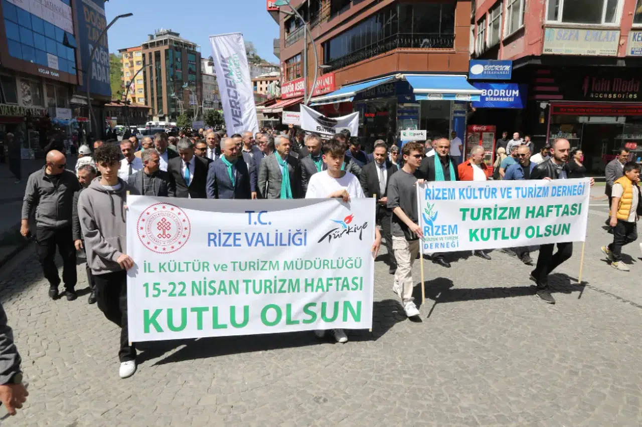 Rize'de "Turizm Haftası" dolayısıyla kortej yürüyüşü gerçekleştirildi