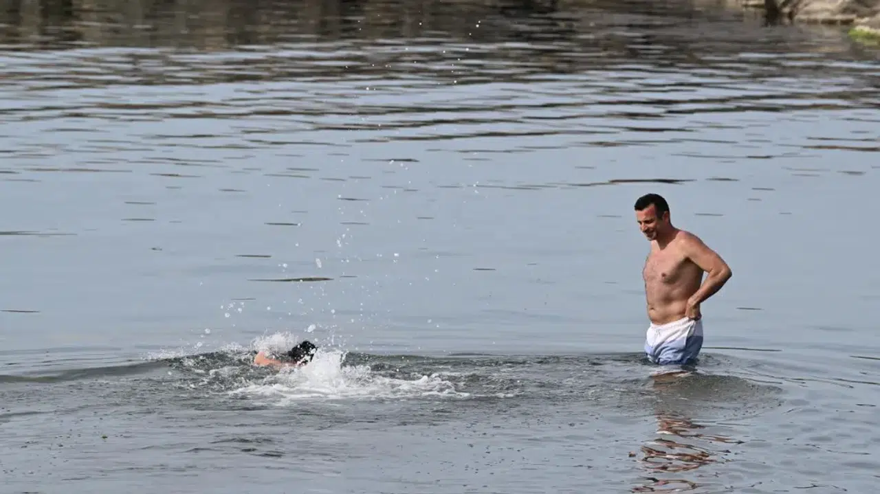 Trabzon'da sıcak havayı fırsat bilen vatandaşlar denize girdi