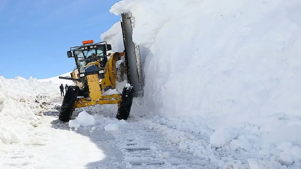 Bayburt'ta ekipler ilkbaharda iş makinesinin boyunu aşan karla mücadele ediyor