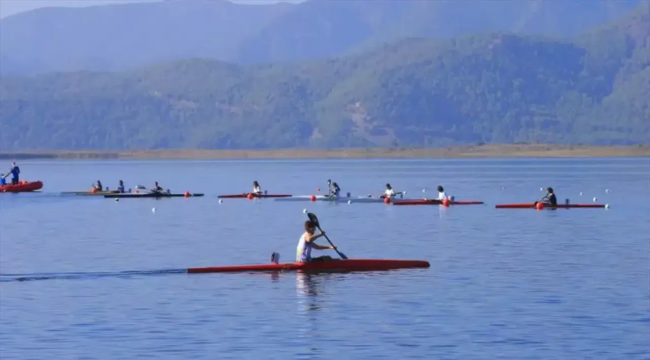 Rize'li sporcular Muğla'da durgunsu kano yarışlarında mücadele veriyor