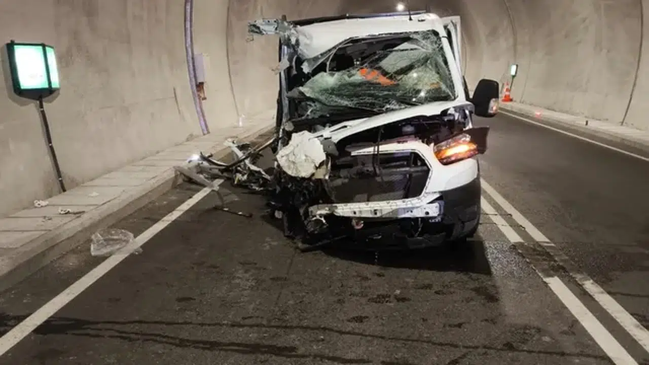 Kamyonet tünelde TIR'a çarptı; 1 ölü, 3 yaralı