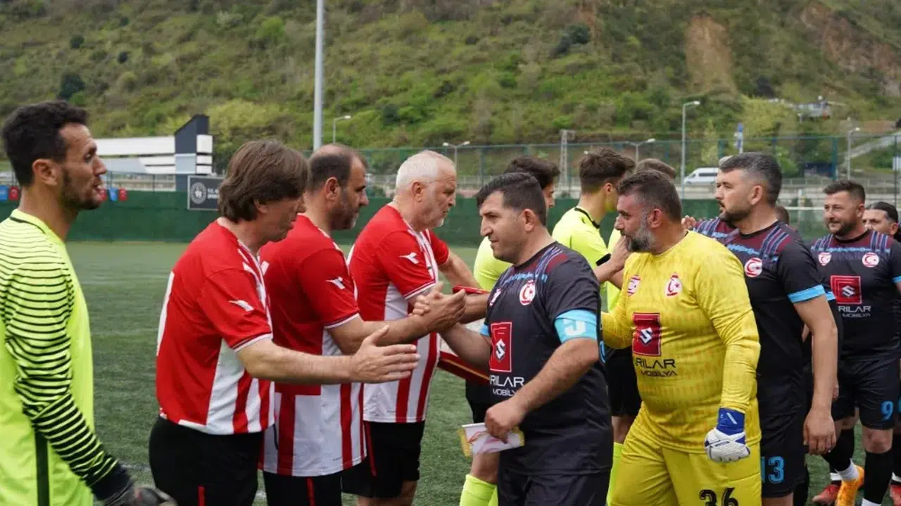 Trabzon'da "Karpaz-Trabzon Gönül Köprüsü Veteranlar Futbol Maçı" düzenlendi
