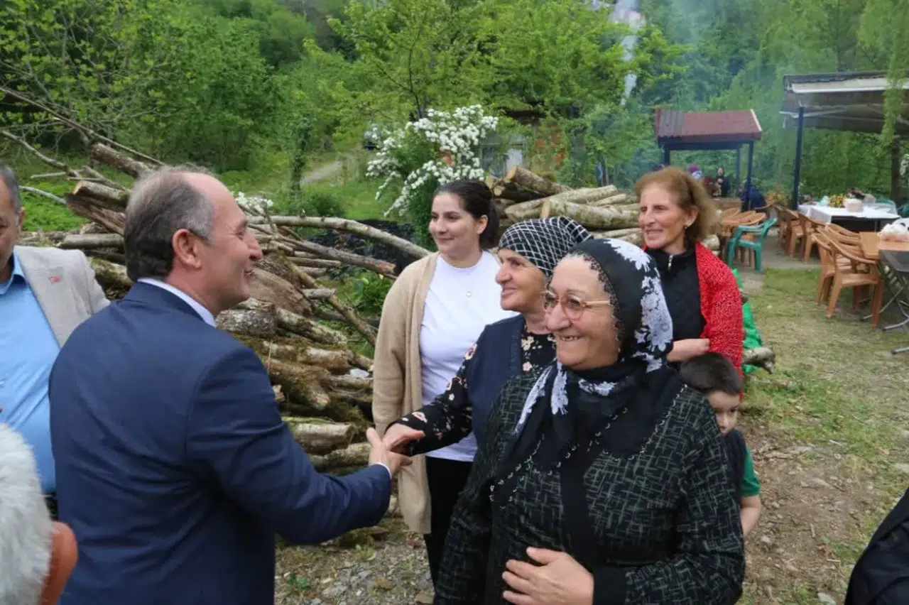 Yolgeçen Köyü'nde İlçe Protokolü ve Köy Halkına İkramda Bulunuldu