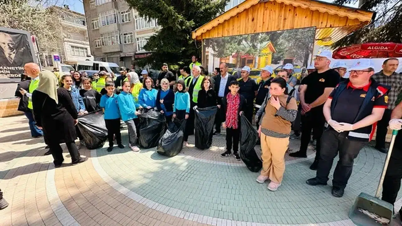 'Sakin şehir' Şavşat'ta, temizlik seferberliği; sokak sokak çöp topladılar