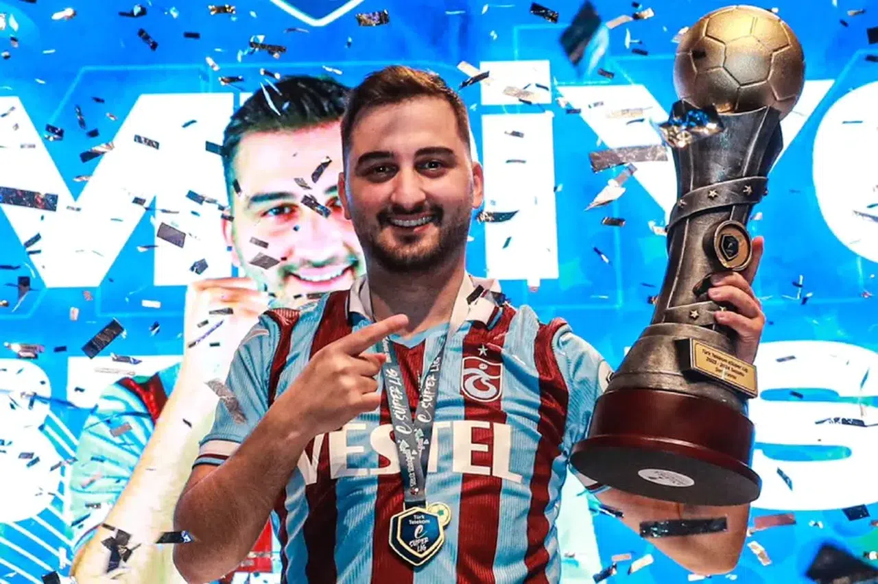 Türk Telekom eSüper Lig'de şampiyon Mert Altıntop ile Trabzonspor oldu