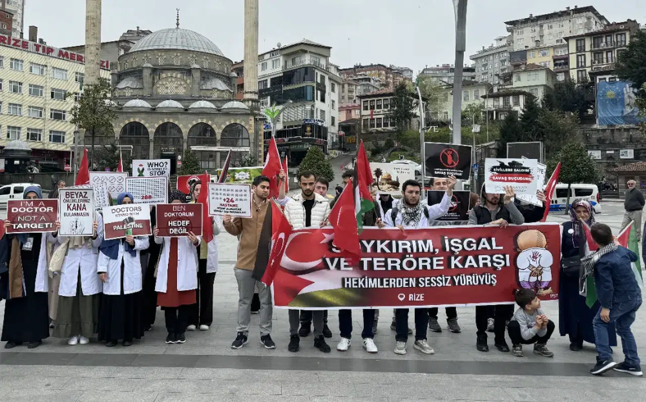 Rize'de Sağlık çalışanları "sessiz yürüyüş" yaparak İsrail'i protesto etti