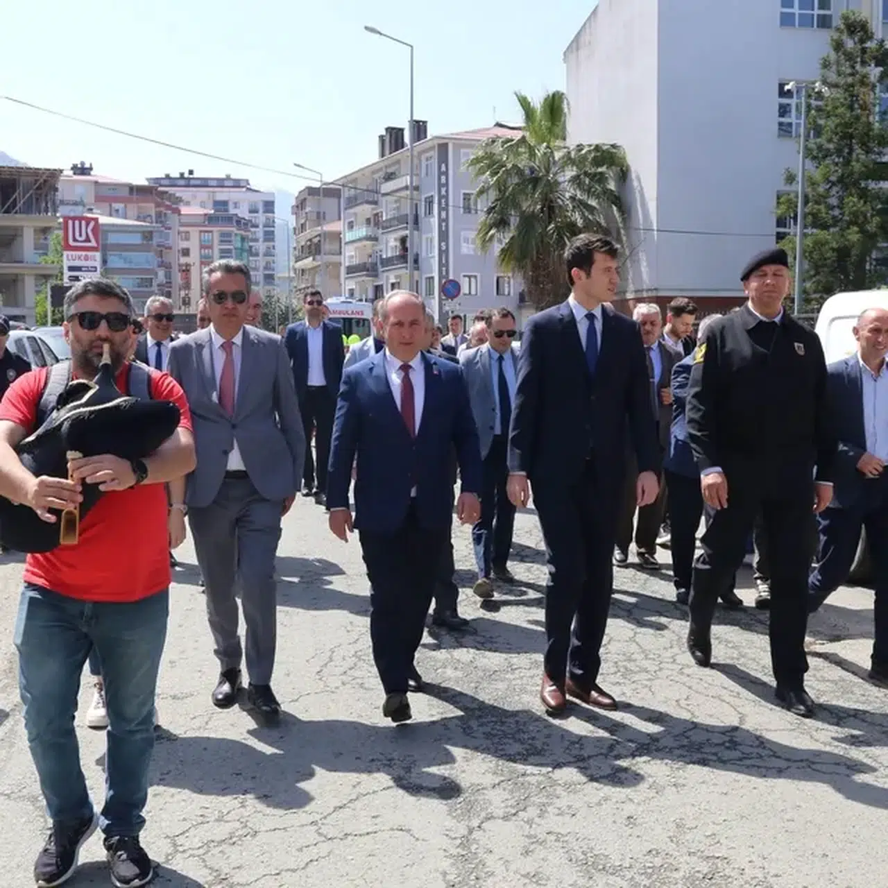 Arhavi'de ilkokul öğrencileri 23 Nisan'ı balonlarla yürüyerek kutladı