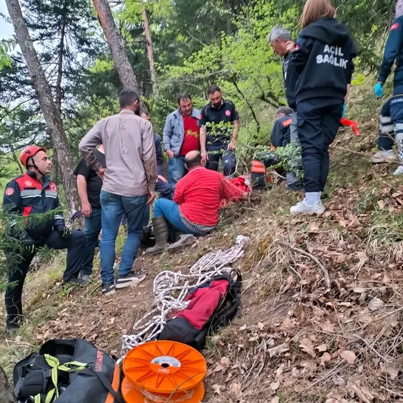 Trabzon'da ormanda çalışırken uçuruma yuvarlanan kişiyi itfaiye kurtardı