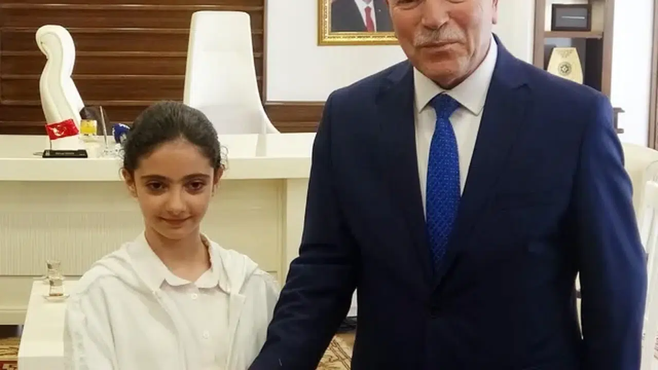 Erzurum'da başkan koltuğuna oturan Nisa'dan başıboş köpeklerin toplatılması talimatı