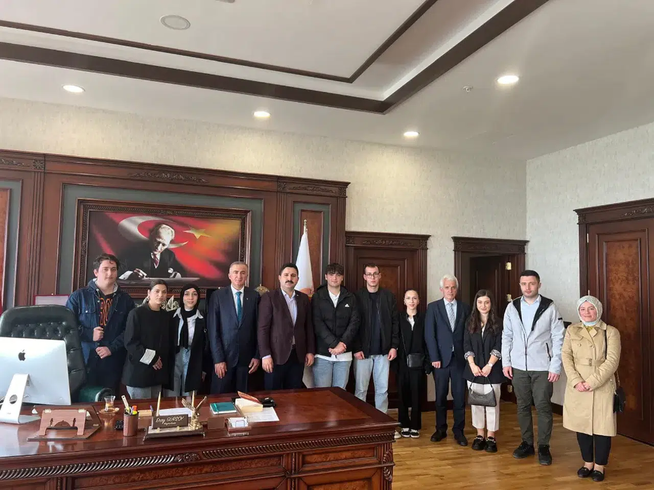 Bölge birincisi öğrenciler İyidere Kaymakamı Eray Gürsoy'u ziyaret etti