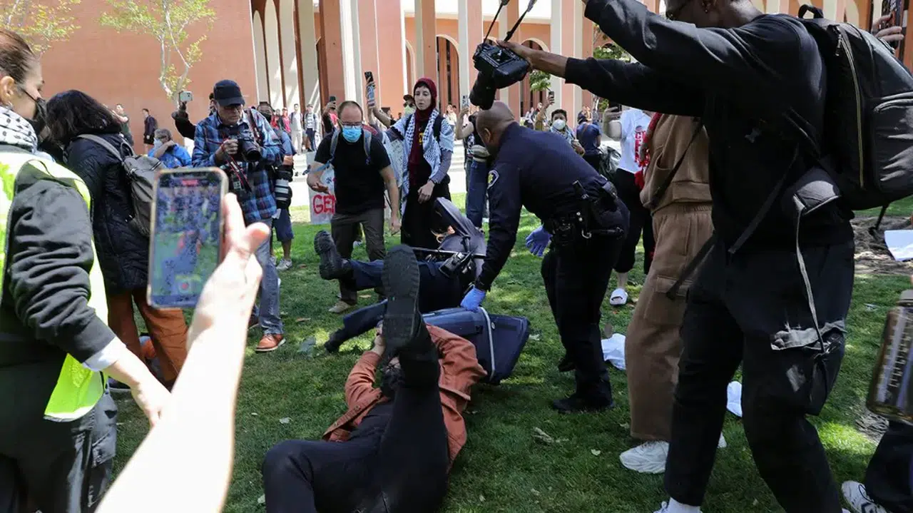 Güney California Üniversitesinde Filistin yanlısı göstericilere polis müdahale etti