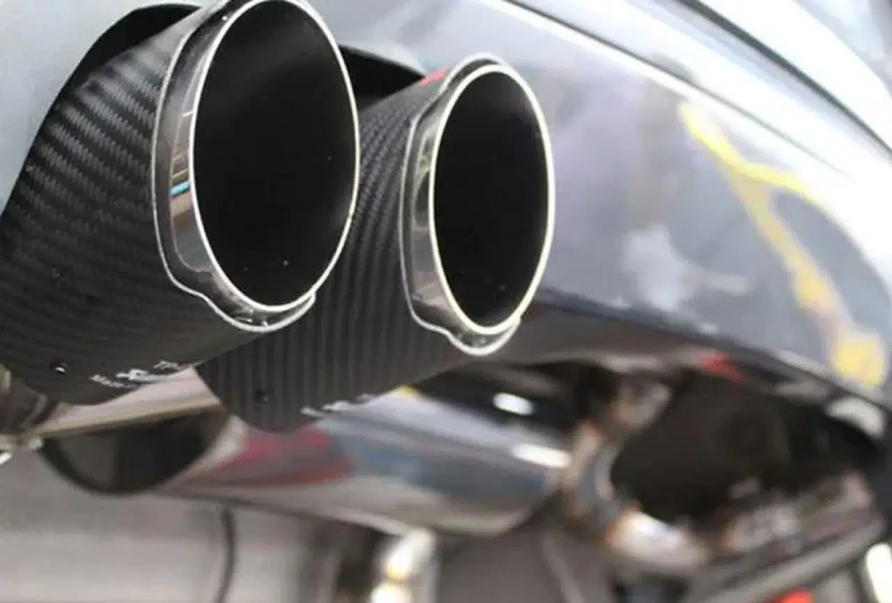 Trabzon'da abartı egzoz kullanan 8 sürücüye para cezası kesildi