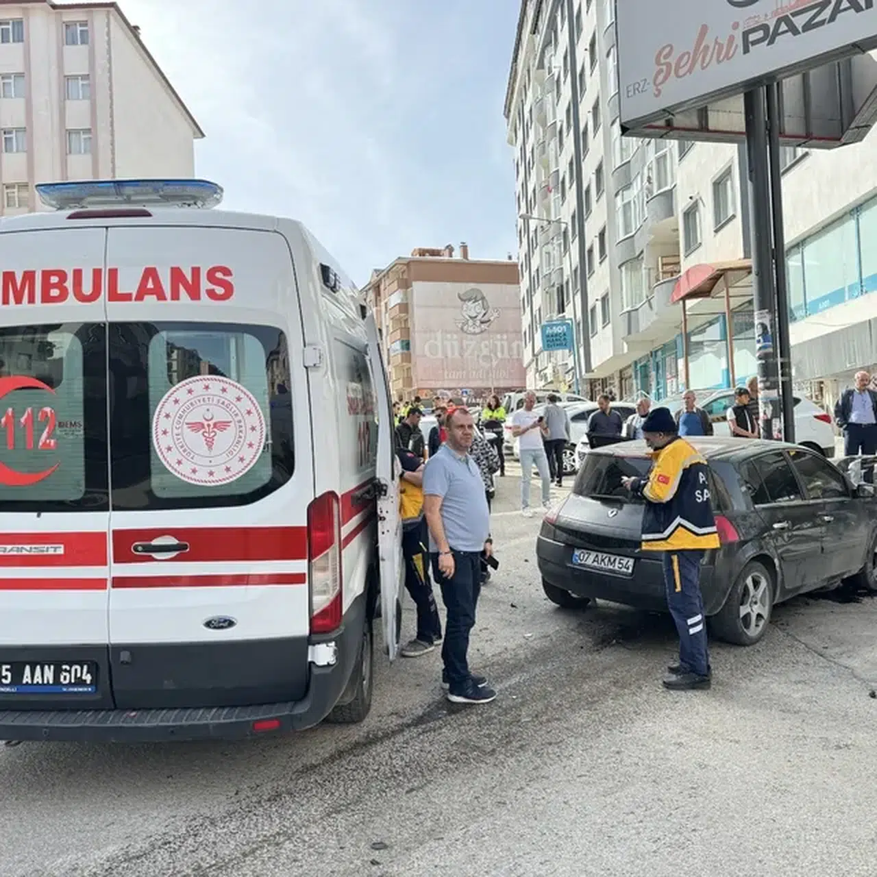 Erzurum'da servis minibüsü ile otomobil çarpıştı, 6 kişi yaralandı