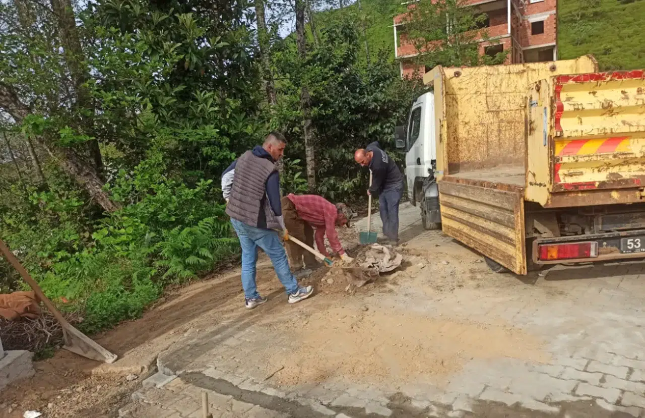 Derepazarı Belediyesi yol düzenleme ve temizlik çalışmalarına devam ediyor