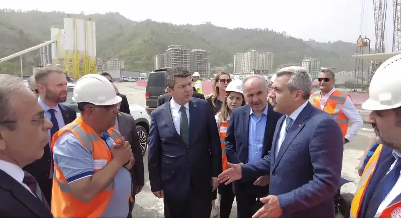 Bakan Yardımcısı Kırbıyık Rize Şehir Hastanesi inşaatında incelemelerde bulundu
