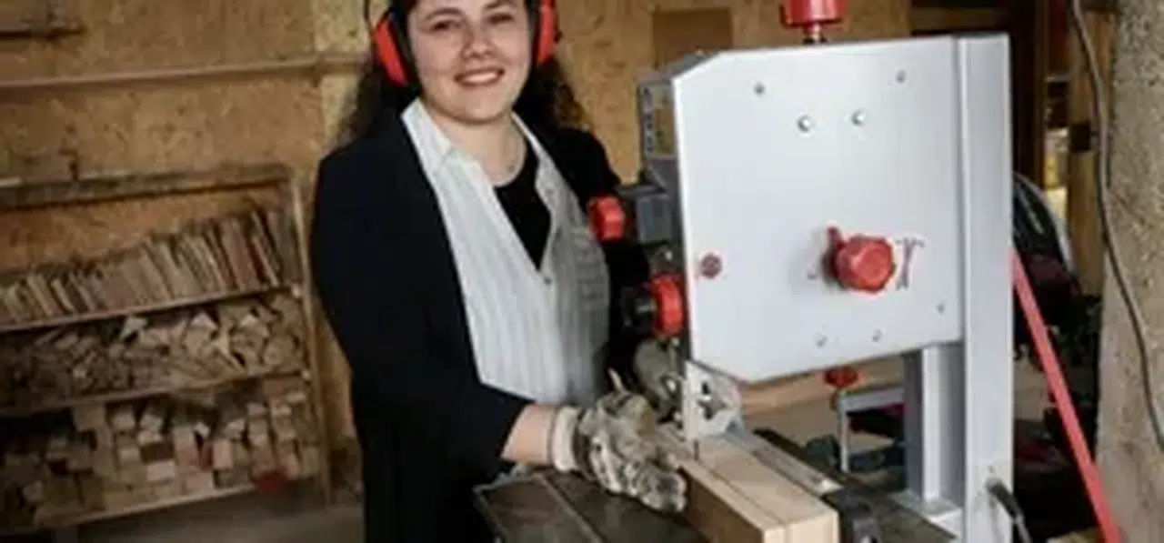 Makine mühendisi çift ahşap oyuncak üretiyor