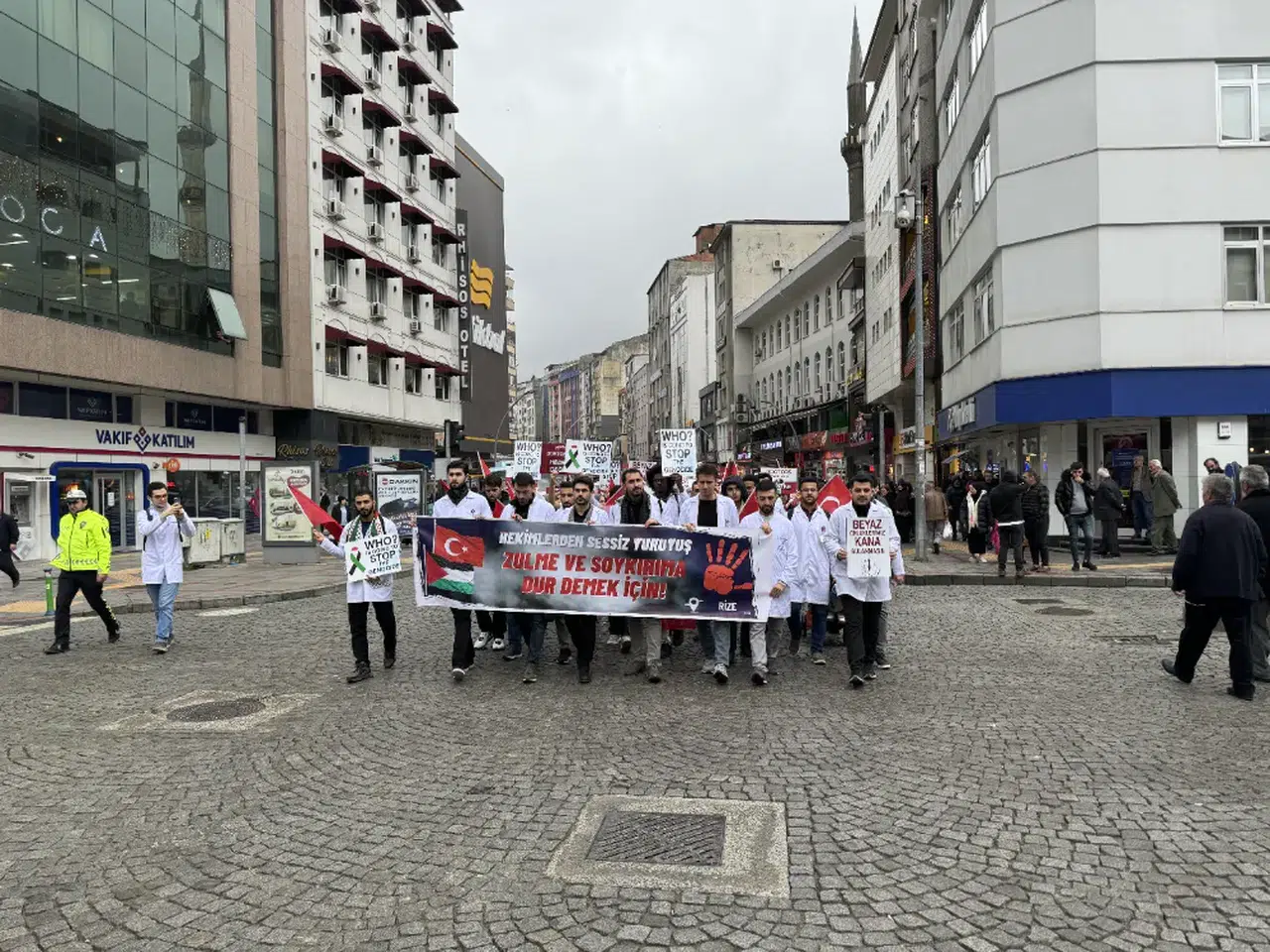 Rize'de sağlık çalışanları "sessiz yürüyüş" ile İsrail'i protesto etmeye devam etti