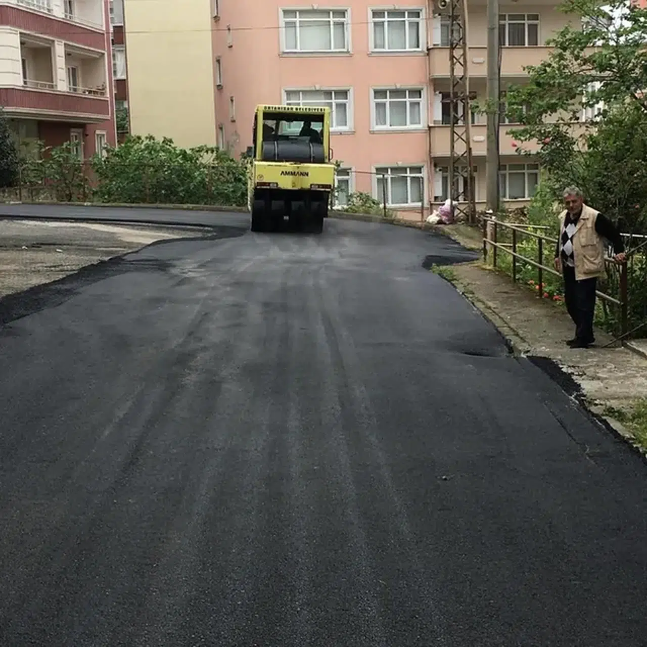 Trabzon'daki mahallelerde asfaltlama çalışmaları devam ediyor