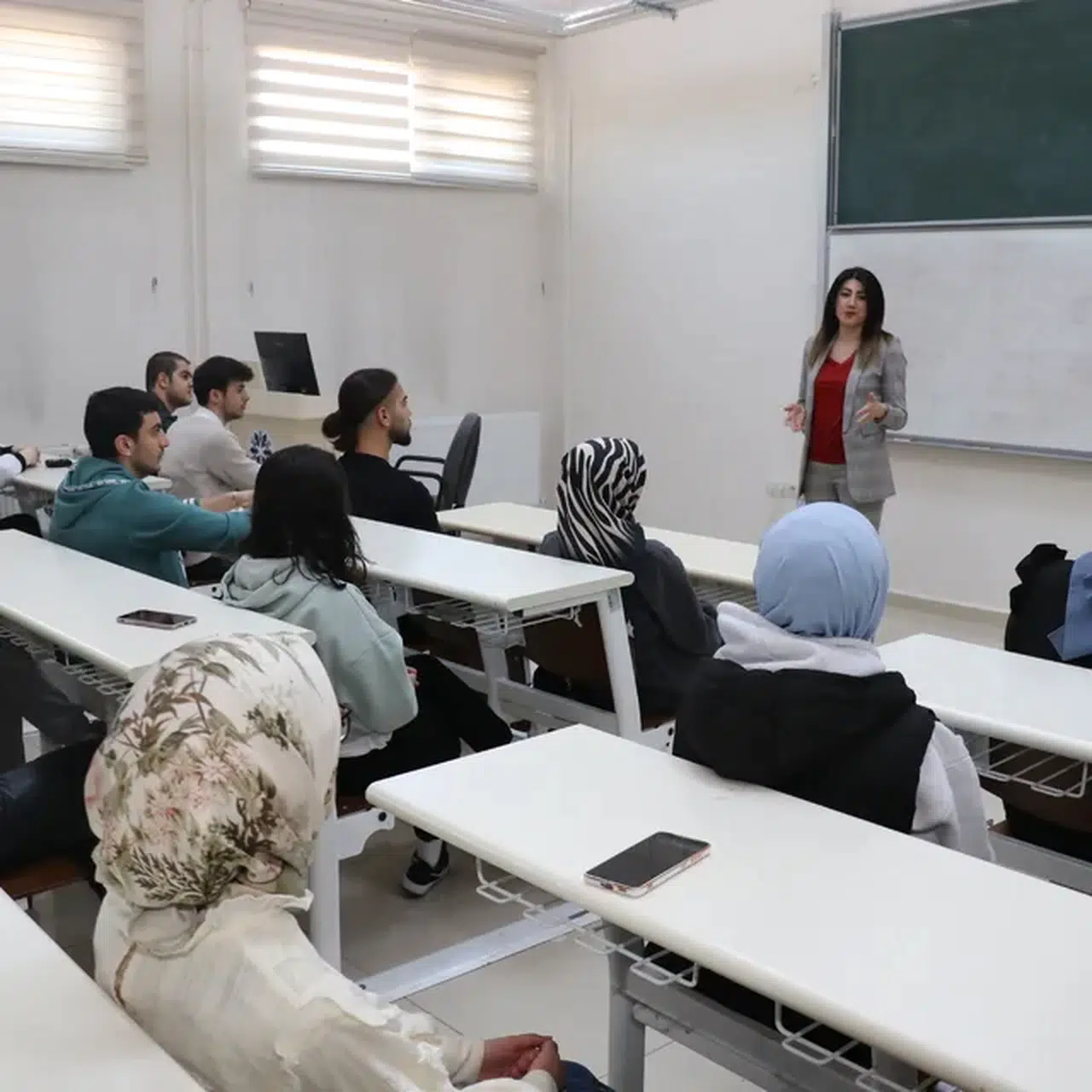 Üniversite öğrencileri "gönüllülük" dersi ile 300 çocuğu bayramlıklarla mutlu etti