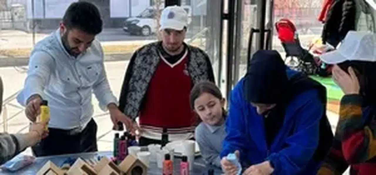 Erzurum'da otizmli çocuklar "farkındalık günü"nde kuşlara renkli yuva yaptı