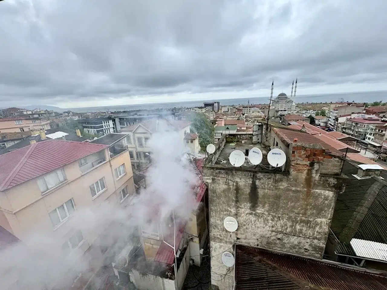Trabzon'da müstakil evin çatısında çıkan yangın hasara neden oldu