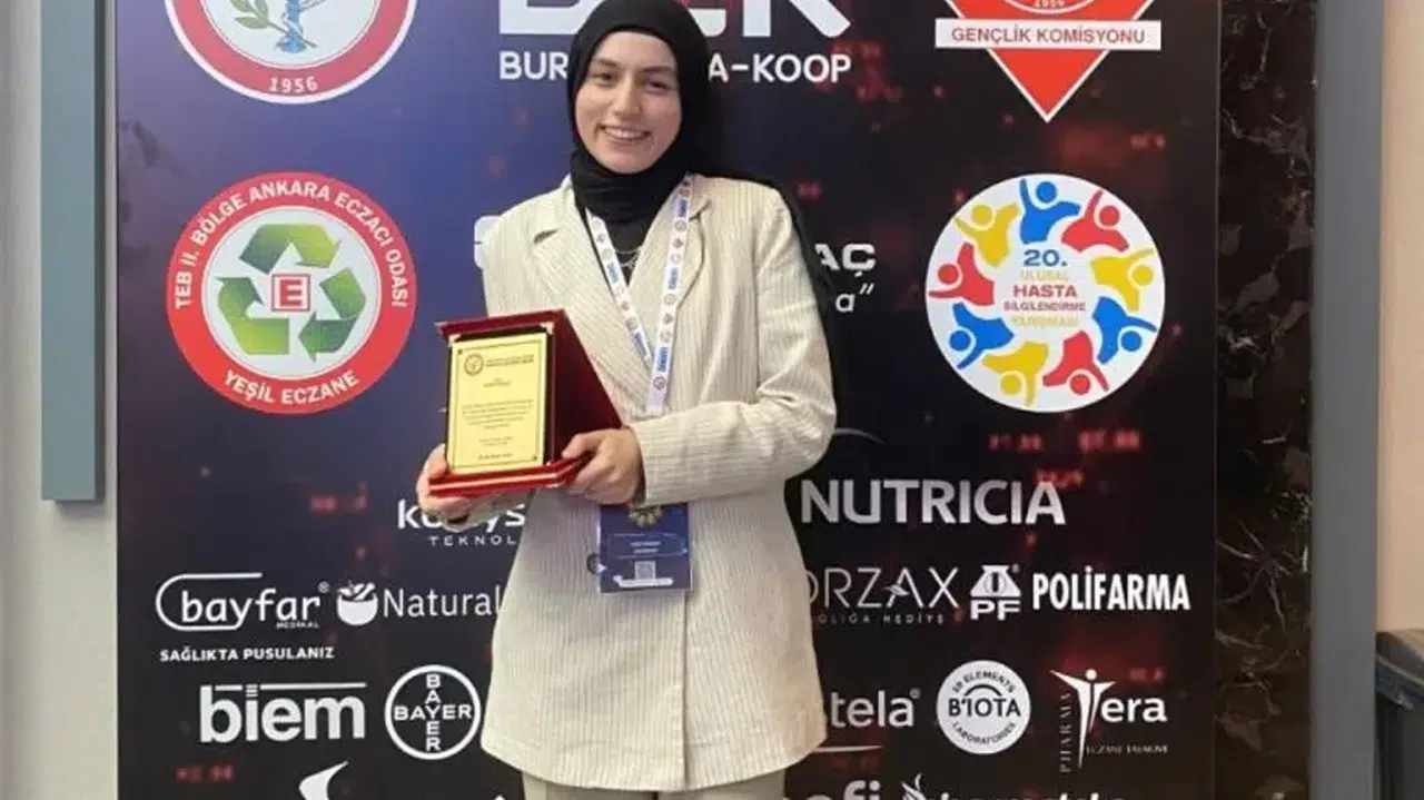KTÜ Eczacılık Fakültesi öğrencisine ödül