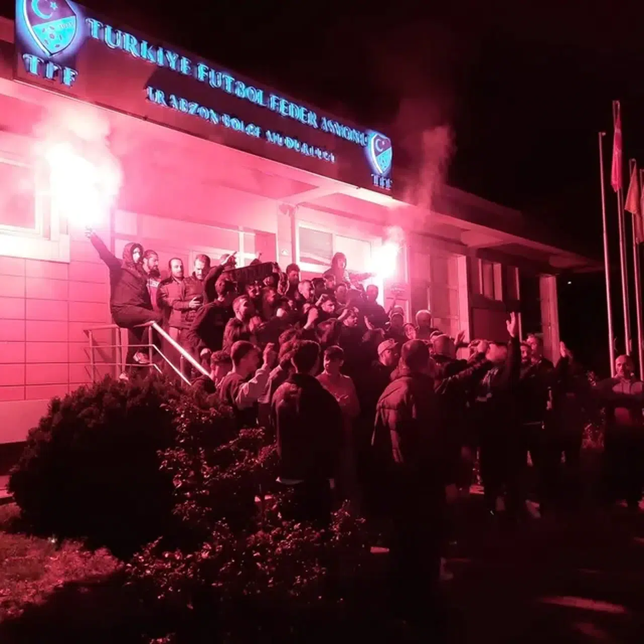 Trabzon'da bir grup taraftar, TFF'yi protesto etti