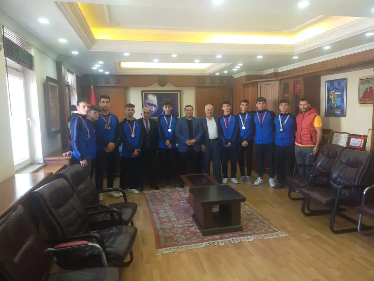 Bölge birincisi olan hokey takımı Kaymakam Altay'ı ziyaret etti