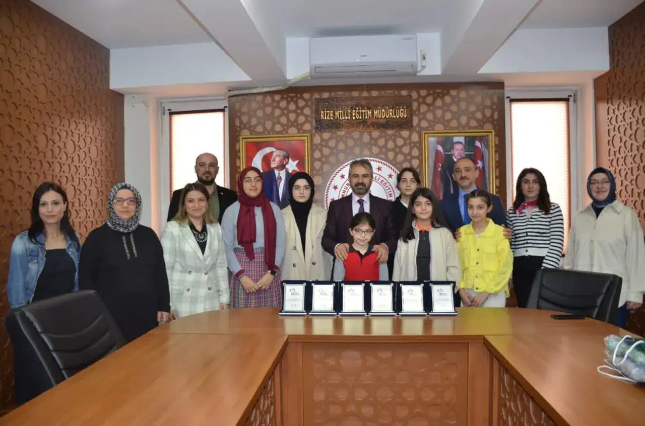 Yarışmada birinci olan öğrencilere ödüllerini Milli Eğitim Müdürü Yusuf Tüfekçi verdi