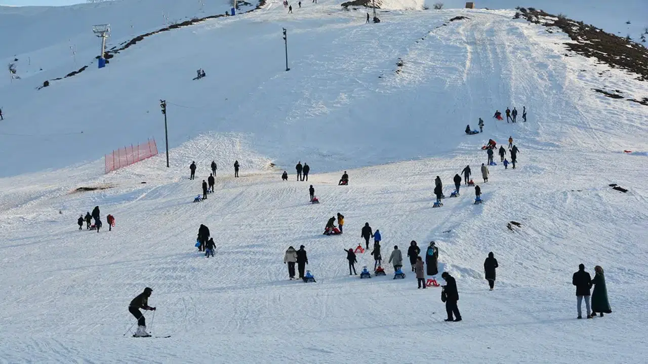 Kayak merkezlerinde en fazla kar kalınlığı 173 santimetreyle Hakkari'de ölçüldü