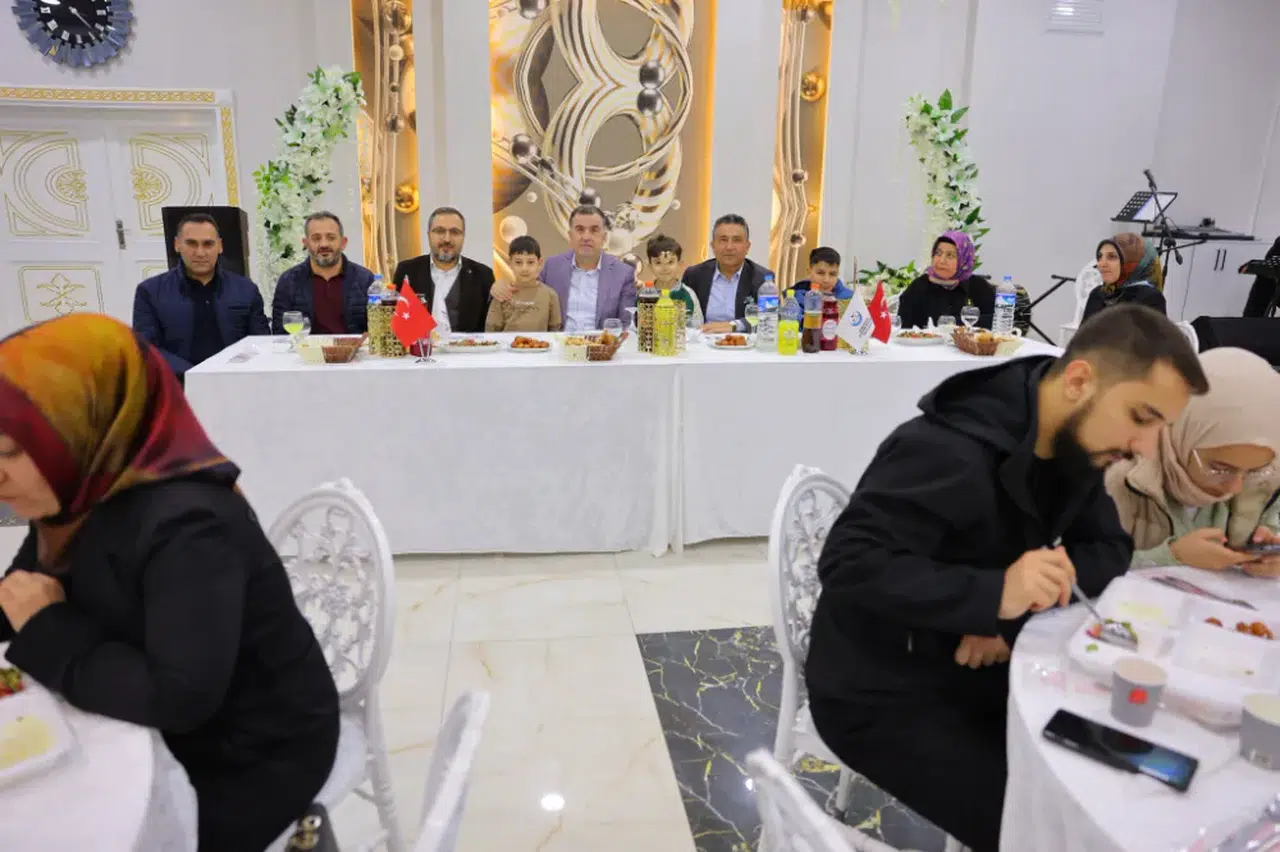 Mustafa Eldivan, Erdem Beyazıt İmam Hatip Ortaokulu'nun İftar Sofrasına Konuk Oldu