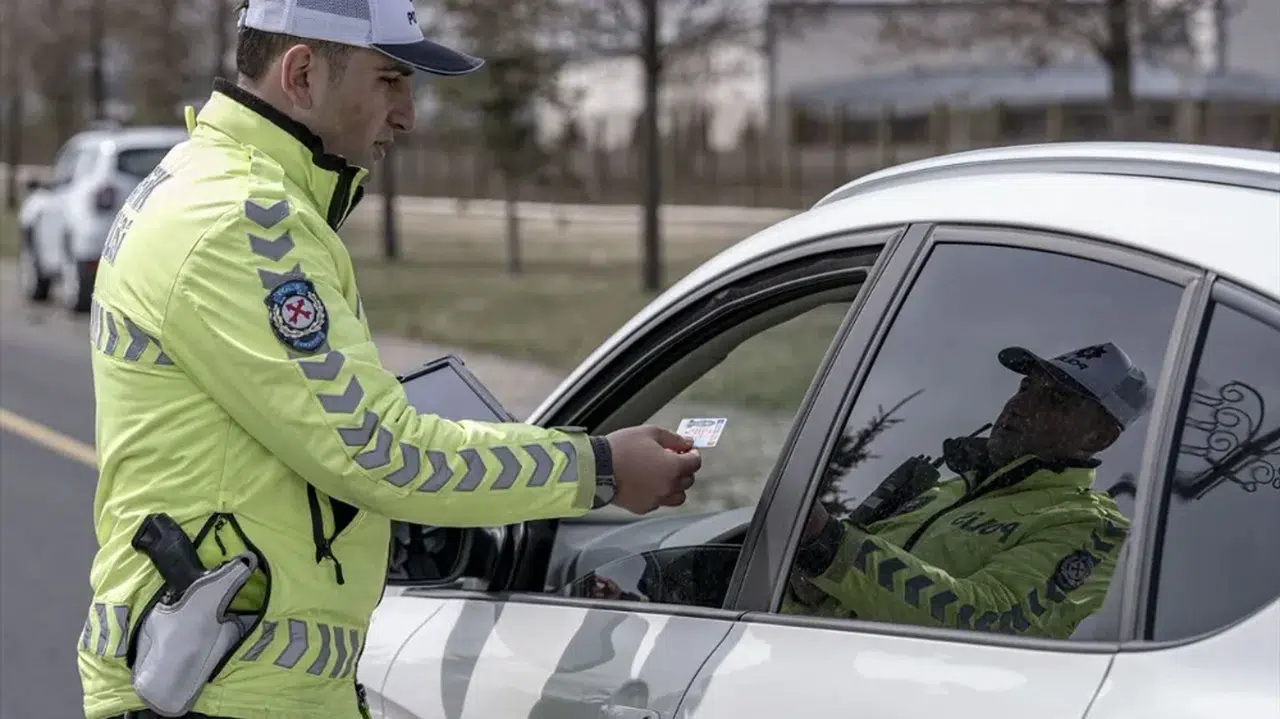 Erzurum'da jandarma havadan ve karadan trafik denetimlerini artırdı